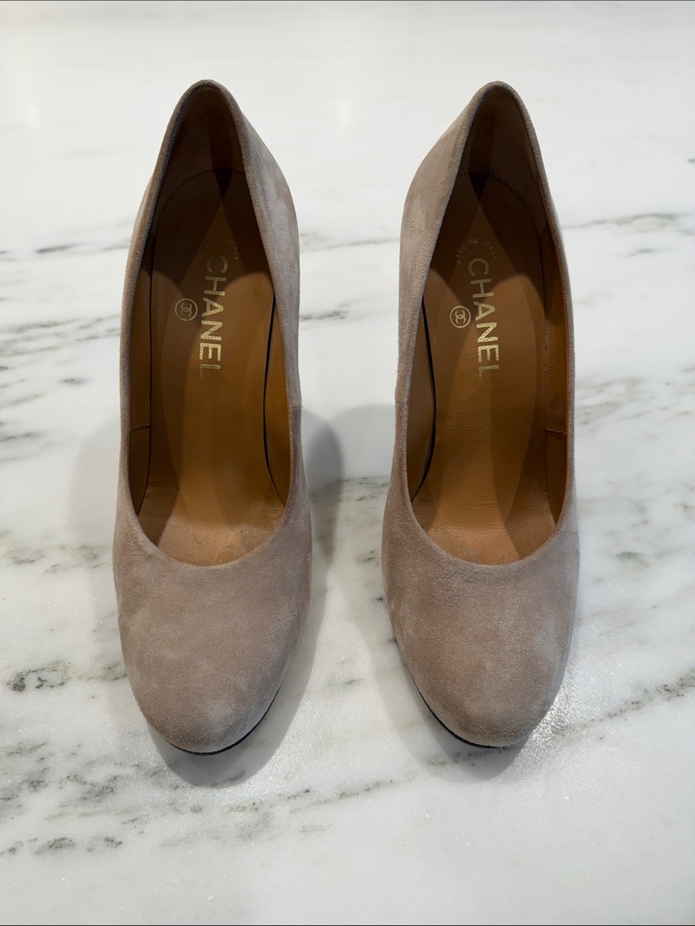 CHANEL Beige/Taupe Suede CC Pumps